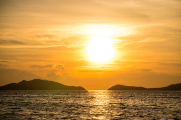 Fototapeta na wymiar sunset with sea and mountain views
