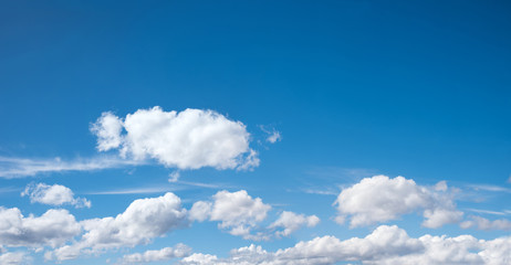 blauer Himmel mit Schönwetterwolken und Freifläche über den Wolken