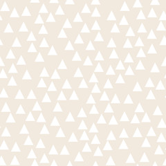 Fototapeta premium Lekkie geometryczne tło z trójkątów. Jednolite wzór Dwa kolory beżowy i biały. Ilustracji wektorowych
