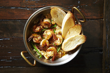 Garlic shrimp with baguette 