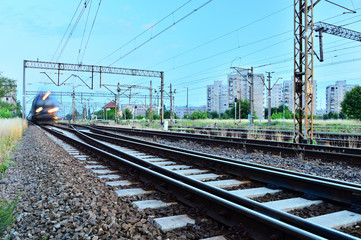 Fototapeta na wymiar Pociąg przejeżdżający blisko po torach kolejowych.