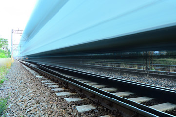 Pociąg przejeżdżający blisko po torach kolejowych. - obrazy, fototapety, plakaty