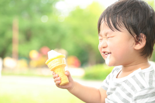 ソフトクリームを食べる男の子