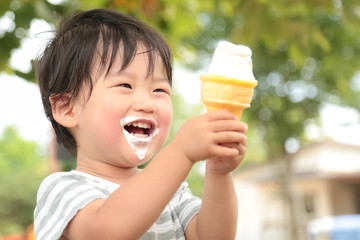 ソフトクリームを食べる男の子