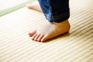 畳の上に立っている子供の足