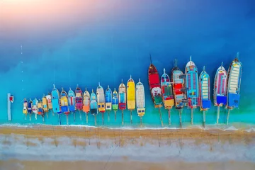 Foto op Canvas Luchtfoto van kleurrijke boten in de Middellandse Zee in Oludeniz, Turkije. Mooie zomerse landschap met schepen, helder blauw water en zandstrand bij zonsondergang. Bovenaanzicht van jachten van drone in Europa © den-belitsky