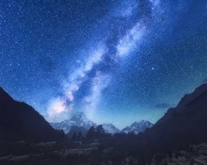Photo sur Plexiglas Manaslu Voie Lactée. Incroyable scène avec les montagnes himalayennes et le ciel étoilé la nuit au Népal. Hauts rochers avec pic enneigé et ciel étoilé. Magnifique Manaslu, Himalaya. Paysage de nuit avec une voie lactée lumineuse