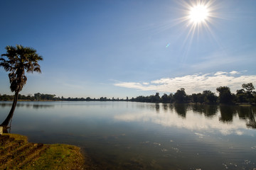 Obraz premium abandonend lake in angkor archaeological park, cambodia