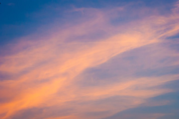 orange Wolke auf blauem Himmelshintergrund. Tolle Aussicht bei Sonnenuntergang