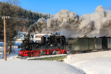 Dampflokomotive in der Winterlandschaft. Historischer Zug. Erzgebirge, Sachsen, Deutschland