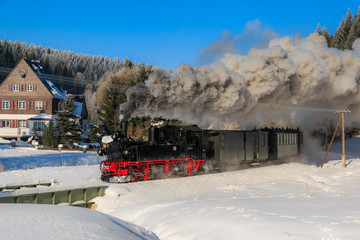 Dampflokomotive in der Winterlandschaft. Historischer Zug. Erzgebirge, Sachsen, Deutschland