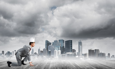 Obraz premium King businessman in elegant suit running and modern cityscape at background