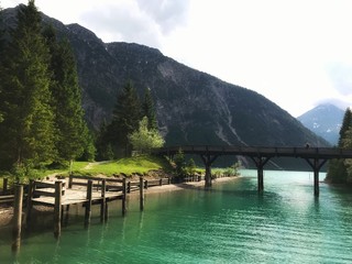 Brücke. Plansee. Die Alpen. Österreich.