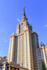 Fototapeta premium Wieża nad wejściem do Uniwersytetu Łomonosowa w Moskwie (MSU) na tle błękitnego nieba
