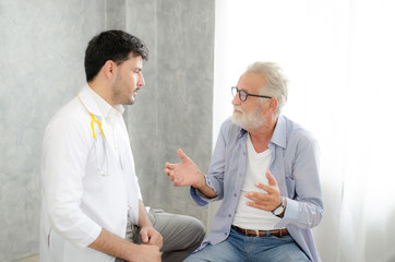 Obraz premium The patient tried to explain symptoms to the doctor.