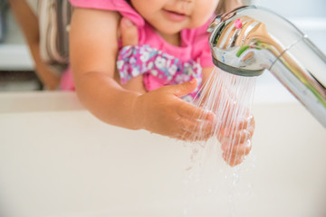 自宅で手を洗う子供