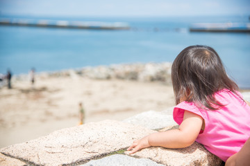 景色を眺める親子