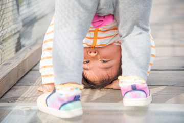 股の間から覗き込む子供