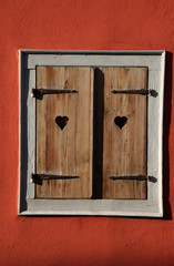 Ein Fensterladen mit Herzen