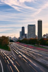 Obraz premium Sunset traffic on Lakeshore Drive - Chicago