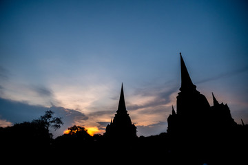 Obraz premium Silhouette of Wat Phra Sri Sanphet, the holiest temple on the site of the old Royal Palace in Thailand's ancient capital of Ayutthaya. Against colorful sunset sky