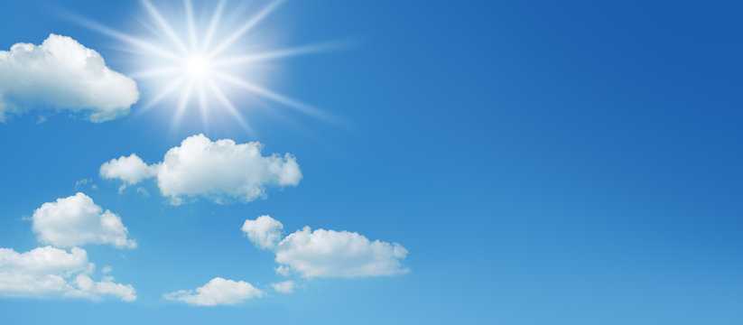 Blauer Himmel mit Sonne und Wolken