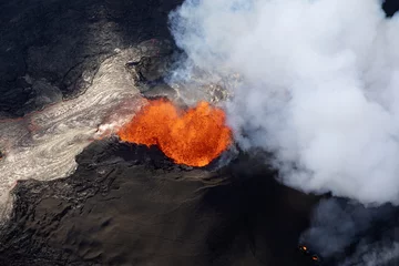 Tuinposter Aerial view of the eruption of the volcano Kilauea on Hawaii, in the picture Fissure 8, May 2018 © Fredy Thürig
