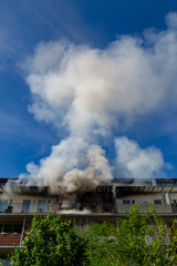 Obraz na płótnie Canvas ein Wohnungsbrand in einem Hochhaus, viel Qualm auf dem Balkon