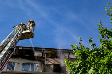 Berlin, 08.06.2018 ein Wohnungsbrand wird von der Feuerwehr gelöscht