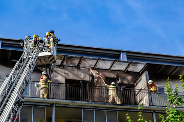 Fototapeta premium Berlin, 08.06.2018 ein Wohnungsbrand wird von der Feuerwehr gelöscht