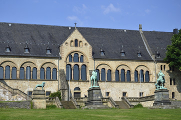 Fototapeta na wymiar Reiterstandbild vor der Kaiserpfalz in Goslar