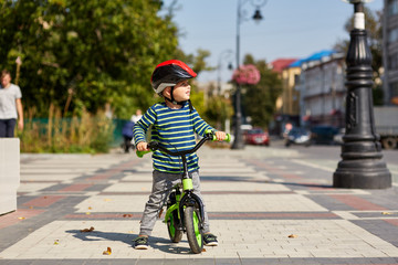 Obraz premium Kid with bike and helmet smiles