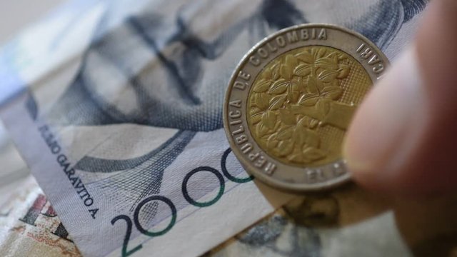 Silvana Comugnero Peso colombiano Колумбийское песо video Colombia Kolumbian pesos Kolumbianischer بيزو كولومبي