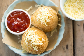 Cheddar cheese bombs with pasta filling & chilli jam