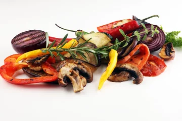 Photo sur Plexiglas Légumes Légumes grillés. Tomates, courgettes, poivrons et herbes fraîches.