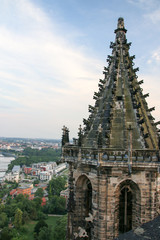 Blick auf einen  Turm der Magdeburger Doms. 