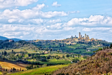 Fototapeta na wymiar le torri di San Gimignano sulle colline toscane
