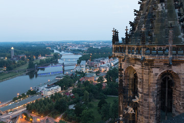 Obraz premium Blick vom Dom auf die Eöbe nach Sonnenuntergang, Magdeburg