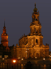 Fototapeta na wymiar Dresdener Kathedrale bei Nacht