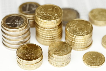 viele Euro M&uuml;nzen auf Stapel