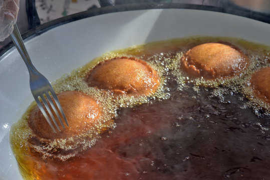 Brazilian street food: acaraje in the frying pan