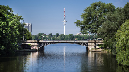 Schwanenwikbrücke Hamburg Alster sonnig wolkenlos HD Format