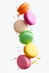 Abwaschbare Fototapete Macarons Macaron-Süßigkeiten. Bunte Makronen fliegen