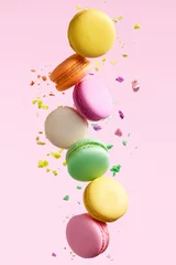 Crédence de cuisine en verre imprimé Macarons Dessert de macarons. Macarons colorés volant