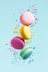 Poster Macaron-dessert. Kleurrijke bitterkoekjes vliegen © puhhha