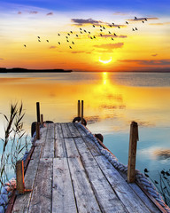Naklejka na ściany i meble amanecer de colores sobre el lago