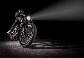 Cercles muraux Moto Chopper moto haute puissance la nuit.
