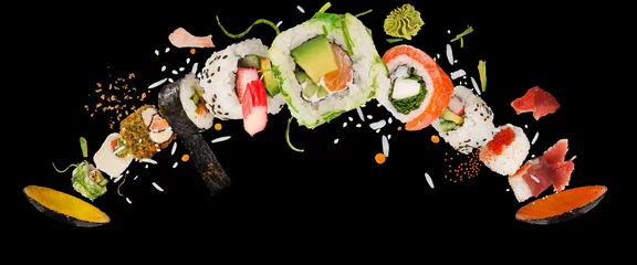 Selbstklebende Fototapeten Stücke köstlicher japanischer Sushi, die in der Luft eingefroren sind. © Lukas Gojda