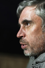 Fototapeta premium portret brutalnego mężczyzny z ekspresyjnymi emocjami