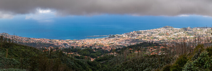 Obraz na płótnie Canvas Panorama der Stadt Funchal auf Madeira mit Woken
